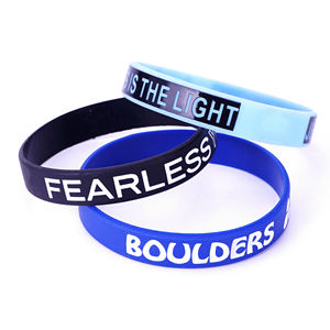 Logo ile çevre dostu baskılı özel kabartmalı silikon bileklik hediyeler için özelleştirilmiş plastik promosyon ürünleri bilezik bilek bandı - Product Image 2
