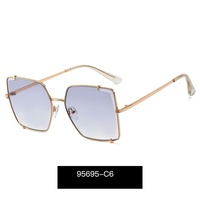 95695 Lunettes de soleil UV400 à grande monture, nouvelle tendance transfrontalière Europe-Amérique, style personnalisé pour femme, idéales pour les voyages et les activités de plein air