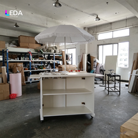 Chariot de service mobile blanc LEDA avec parasol à franges, table de bar à café et bonbons sur roulettes, comptoir latéral pliable pour événements et mariages