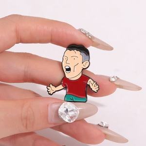 Spille in metallo smaltate all'ingrosso economiche per ordini di grandi quantità, con personaggi di calciatori famosi come Messi, Cristiano Ronaldo e stelle di club di calcio, disponibili in magazzino - Product Image 6