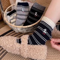 Nouvelles chaussettes épaisses à rayures brodées pour femmes, automne et hiver, chaussettes polyvalentes pour l'apprentissage, vente en gros de chaussettes pour femmes pour l'hiver