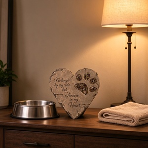 Nuova Pietra Commemorativa a Forma di Cuore per Animali Domestici, Targa in Resina con Impronta della Zampa Incisa 'Sempre nel Mio Cuore' - Product Image 6