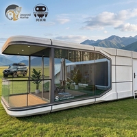 Maison capsule préfabriquée spacieuse, cabane modulaire Apple avec balcon ouvert pour le glamping et la location de vacances