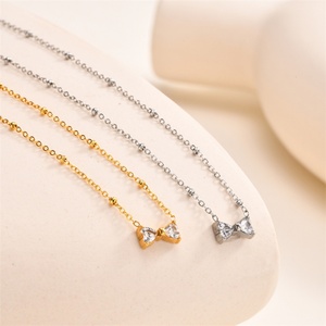 Collar gargantilla de acero inoxidable con circonita y corazón tallado estilo princesa para mujer, con colgante de nudo de corazón de cristal y engaste de canal, venta al por mayor - Product Image 3