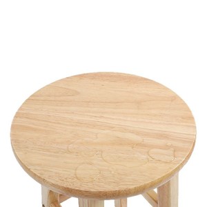 Taburete de bar de madera maciza con asiento redondo y acabado natural para uso en el hogar o en cafeterías. - Product Image 1