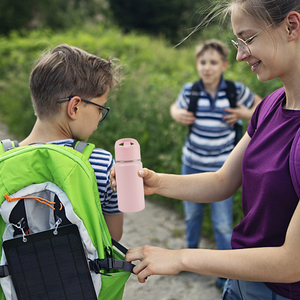 Bouteille d'eau isotherme en acier inoxydable sans BPA pour enfants, maintien au chaud 12h et au froid 24h, avec couvercle à paille et poignée, pour l'école - Product Image 1