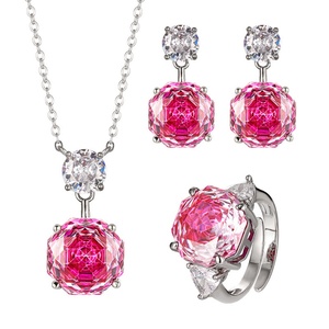 Juego de Joyería Minimalista Ecológico de Cobre Chapado en Oro con Diseño de Flor de Circonita Roja Tallada en Rosa, Pendientes y Anillo para Fiesta de Compromiso - Product Image 1