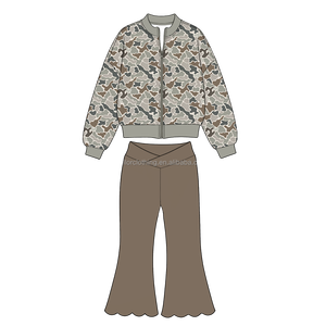 Ensemble deux pièces pour fillettes avec veste bomber camouflage à fermeture éclair intégrale et pantalon de yoga évasé à taille croisée, couleur et logo personnalisables - Product Image 5