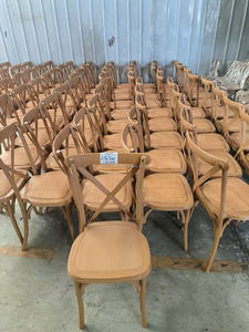 Chaise empilable en plastique imitation bois à dossier croisé pour événements, mariages et locations hôtelières - Product Image 6