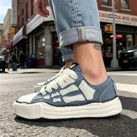 Chaussures de marche unisexes tendance en cuir véritable de haute qualité avec empeigne en maille, semelle extérieure en caoutchouc silencieuse et anti-odeur, et semelle intérieure.
