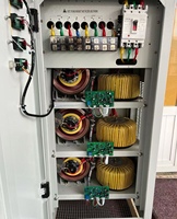 Stabilisateur de tension 30 kVA triphasé automatique SVC, entrée basse tension 275 V - 460 V, régulateur stabilisateur 380 V triphasé