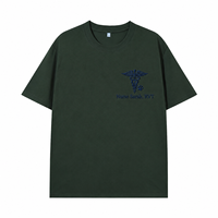 Individuell besticktes T-Shirt für Tierärzte mit personalisiertem Namen und Auszeichnungen als Geschenk zur Abschlussfeier für RVT/CVT.