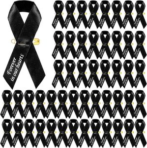 Spilla commemorativa in nastro grosgrain nero, spilla funeraria 'Per sempre nei nostri cuori' con spilla di sicurezza dorata - Product Image 1