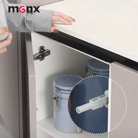 Kastdeur met push-open, soft-close magnetische sluiting, zilver/gouden afwerking, zonder handgreep, rebounder voor moderne keuken.