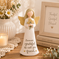 Figurine d'ange en résine ODM en gros, peinte à la main, ailes roses, tenant une fleur, inspirationnelle, pour la décoration d'étagères à la maison, cadeau pour les fêtes