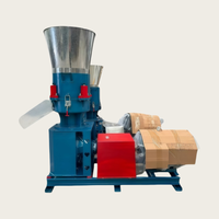 Les fermes utilisent des machines à granulés manuelles de petite taille pour la production d'aliments pour volailles et bétail, destinées aux élevages avicoles et bovins.