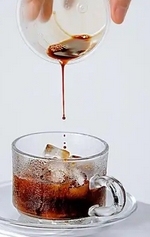 Máquina de llenado de bolsas en forma de V de tecnología innovadora de dosis única <span class=keywords><strong>Tongkat</strong></span> <span class=keywords><strong>Ali</strong></span> <span class=keywords><strong>Cafe</strong></span> Black Maca Hand Sanitizer Packing Machine - Product Image 2