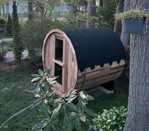 Sauna de barril para exteriores HELIUS, personalizada, de alta calidad, de madera de cedro canadiense y hemlock, para parques y jardines, con estufa Harvia - Product Image 3