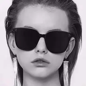 China Sunglass Fabrikanten UV400 Zonnebril Fashion Klassieke Klinknagel Vrouwen Vrouwelijke Zonnebril