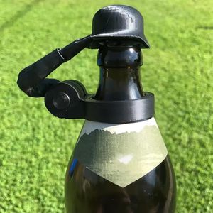 Casco para Botella de Cerveza con Diseño de Soldado Saludo, Impreso en 3D, Semimanual, Material PAL, Negro/Verde, Soporte Creativo para Tapas de Cerveza, Novedad Divertida - Product Image 2