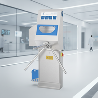 Machine automatique de lavage de semelles de chaussures avec système de brosses rotatives pour la gestion de l'hygiène des salles blanches en usine