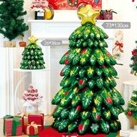 Sapin de Noël avec base et ballons, idéal pour décorer les centres commerciaux et les vitrines.