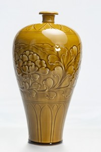 Vaso in Porcellana Ding con Smalto Giallo e Decorazione <span class=keywords><strong>Sgraffito</strong></span> a Peonia e Prugna - Product Image 1