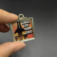 Pendentif carré Wonder City, motif statue et monument, en métal artisanal, idéal pour souvenirs de voyage, breloque de sac et décoration