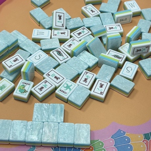 Tuiles <span class=keywords><strong>de</strong></span> Mahjong en Acrylique Bleu Glacé Américain Modernes et Mignonnes pour <span class=keywords><strong>Jeu</strong></span> <span class=keywords><strong>de</strong></span> Table, Fabriquées à la Main, Vente en Gros - Product Image 1