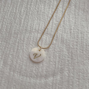 Collar personalizado con letras de concha, collar con dijes colgantes con letras iniciales doradas - Product Image 6