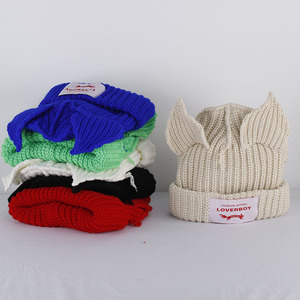 <span class=keywords><strong>Bonnet</strong></span> d'hiver design pour femmes avec oreilles à la mode étiquette de marque personnalisée tissu commun à la mode - Product Image 1