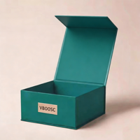 Boîtes rigides en carton magnétique de luxe personnalisées avec doublure en éponge, design portable pour l'emballage de vêtements, de chaussettes et de textiles, avec logo