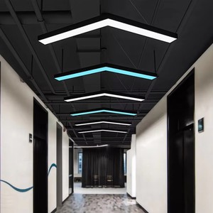 Lampe suspendue linéaire <span class=keywords><strong>LED</strong></span> en forme de V, très vendue, <span class=keywords><strong>avec</strong></span> coque en métal <span class=keywords><strong>noir</strong></span>, pour plafonds, gymnases et couloirs longs - Product Image 1