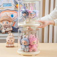 En stock figurines en peluche Pop suspendues boîte de présentation de jouets ronde avec crochets empilable boîte de rangement de poupée transparente à rotation automatique