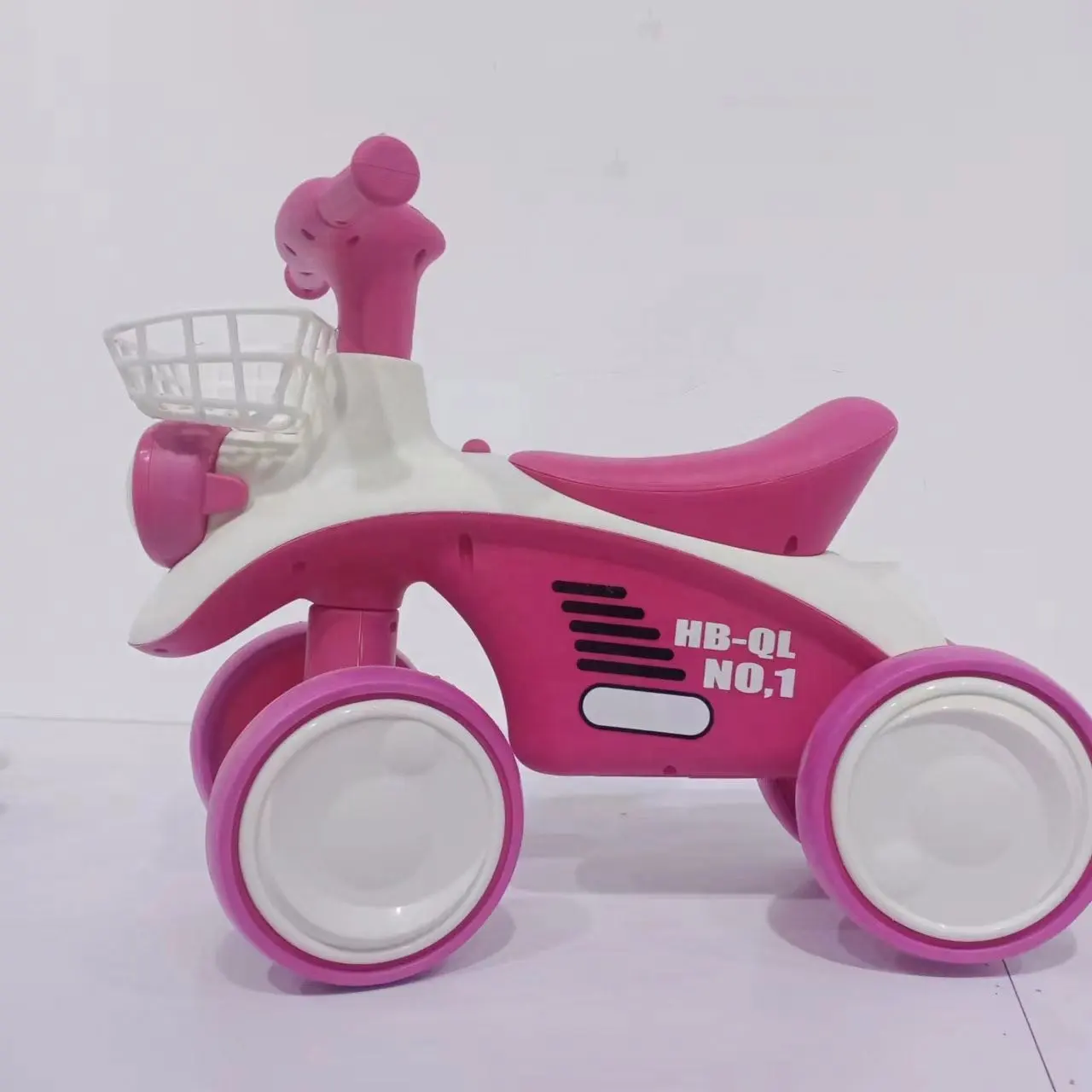 Triciclo per bambini con manico a spinta regolabile e tenda da sole/alta vista portatile per bambini all'aperto triciclo da viaggio per ragazzi e ragazze