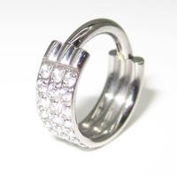 Cincin tindik hidung anak-anak berengsel, titanium ASTM F136 grade implan, berlapis emas, dengan zircon 3 baris bertahtakan prong set.