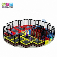 Équipement de trampoline pour aire de jeux intérieure commerciale avec fosse à mousse, mur d'escalade et parcours d'obstacles