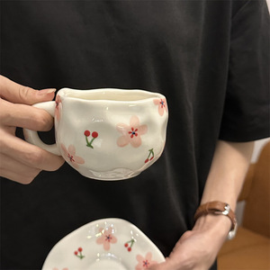 Set di Tazza da Caffè in Ceramica Dipinta a Mano con Piattino e Vassoio, Design Floreale Originale per Tè e Latte - Product Image 5