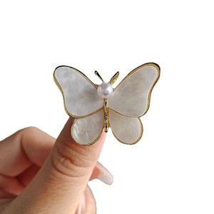 Broche de mariposa blanca, broche de perlas de alta calidad anti-fritilaria y anti-luz, venta al por mayor directa de fábrica. - Product Image 5