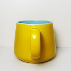 Taza de Cerámica Personalizada con Forma Curva y Asa, Interior Amarillo y Azul, Taza Individual, Artículos Promocionales para Bebidas, Origen Zibo, Parte 7111 - Product Image 1