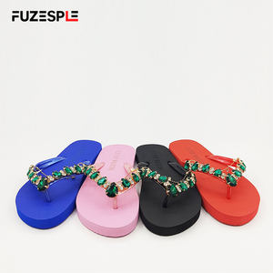 Alta calidad OEM logotipo personalizado impreso Casual suela de goma verano Playa Mujeres cristal PVC correas diarias diamantes de imitación para chanclas - Product Image 1