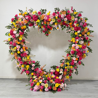 Composition florale artificielle en forme de cœur rouge pour décorations de scène de mariage, de demande en mariage ou de festival