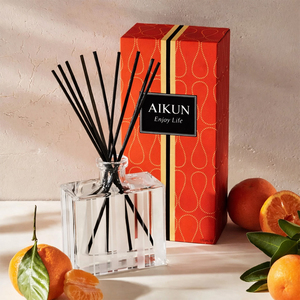 ชุดของขวัญน้ำหอมปรับอากาศแบบก้านไม้หอม กลิ่นส้มสดใส ขนาด 175 มล. รุ่น Aikun Custom Pattern Box Bright Citrus  บรรจุในขวดแก้วทรงสี่เหลี่ยม ลายดอกส้ม  พร้อมฝาปิด IP12 เหมาะสำหรับตกแต่งโต๊ะอาหาร - Product Image 1