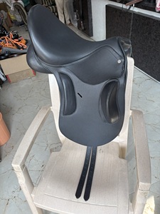 Selle d'obstacle anglaise en cuir noir avec arceau en bois, taille complète pour l'équitation - Product Image 1