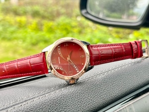 Montres à quartz élégantes avec boîtier rose, accents de chiffres romains, détails en cristal et bracelet en cuir gaufré crocodile Omegaes - Product Image 5