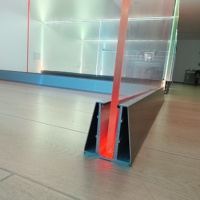 Balustrade en verre en U moderne pour balcon avec éclairage LED, profil en aluminium noir résistant à la rouille pour système d'escalier de terrasse extérieure