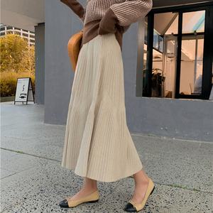 Nouvelle jupe mi-longue en tricot plissée unie décontractée et polyvalente pour femme, idéale pour l'automne et l'hiver - Product Image 4