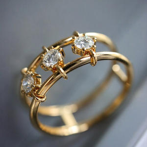 Anello di Fidanzamento T0975 con Tre Diamanti, Anello da Donna con Diamante Naturale Rotondo, Montatura a Griffe, Anelli alla Moda - Product Image 1