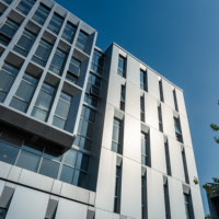 Panneau sandwich pour isolation de façade de bâtiment avec âme en laine de roche et revêtement en aluminium pour projets