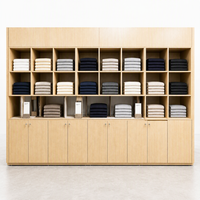 Armoire de présentation de vêtements en MDF à grain de chêne clair, avec étagères en grille et portes, sur mesure